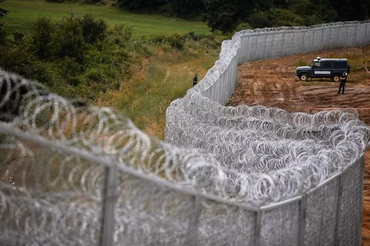 Hàng rào dây thép gai kiên cố ngăn người tị nạn trên biên giới Bulgaria-Thổ Nhĩ Kỳ. Tuy là một trong những nước nghèo nhất Liên minh Châu Âu, nhưng Bulgaria vẫn không tiếc tiền để xây dựng hàng rào chống dòng người tị nạn tràn vào.