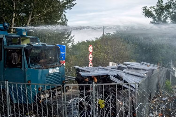 Để đối phó với những người tị nạn nổi loạn tìm cách xé rào, Hungary đã sử dụng vòi rồng phun nước và hơi cay khiến cho hàng chục người bị thương.