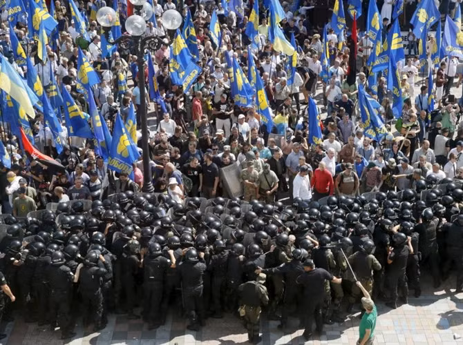 Hơn ba nghìn nguời biểu tình phản đối việc thông qua sửa đổi Hiến pháp Ukraine đã phong tỏa tòa nhà Quốc hội, vào thời điểm diễn ra cuộc bỏ phiếu.