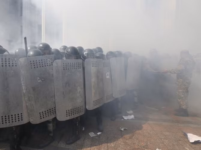 Lực lượng cảnh sát Ukraine lập hàng rào bảo vệ trụ sở Quốc hội.