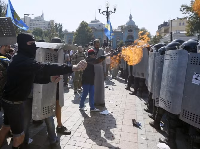 Những người biểu tình quá khích tấn công cảnh sát.