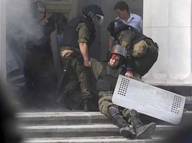 Một sĩ Vệ binh Quốc gia bị thương trong vụ bạo loạn trước trụ sở Quốc hội Ukraine, khiến hơn 100 nhân viên an ninh bị thương, trong đó có 10 người bị thương nặng. Theo thông tin mới nhất, đã có một sĩ quan thuộc Lực lượng Vệ binh Quốc gia Ukraine đã thiệt mạng.