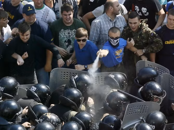 Ngày 31/8, những người biểu tình ở Kiev đã chiếm khu vực trước Quốc hội Ukraine và yêu cầu không sửa đổi Hiến pháp.