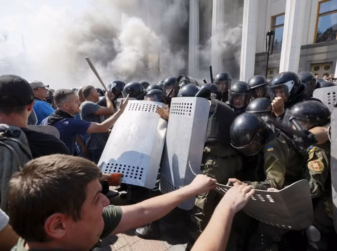 Người biểu tình tấn công cảnh sát bên ngoài tòa nhà Quốc hội Ukraine. Theo tin của phóng viên TASS tại hiện trường, không có đủ xe cấp cứu để chuyên chở người bị thương và các xe tuần tra của cảnh sát đã được sử dụng để đưa họ đến bệnh viện.