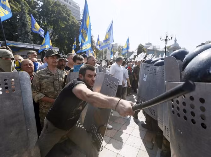 Biểu tình biến thành bạo loạn, sau khi các nghị sỹ quốc hội bỏ phiếu ủng hộ dự thảo sửa đổi hiến pháp về trao quy chế tự trị lớn hơn cho lực lượng ly khai ở miền đông Ukraine.