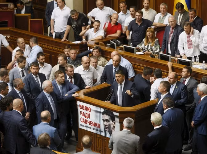 Trước đó, các nghị sĩ thuộc đảng của Oleg Lyashko đã chặn Đoàn Chủ tịch Quốc hội Ukraine để ngăn cản việc xem xét dự luật. Trên trang Facebook cá nhân, Lyashko viết: “Hiện nay chúng tôi đã chặn Đoàn Chủ tịch Quốc hội".