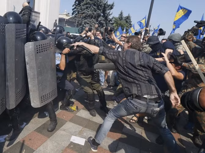 Bộ trưởng Nội vụ Ukraine Arsen Avakov cho biết hơn 30 người đã bị bắt giữ do các vụ đụng độ ở bên ngoài tòa nhà Quốc hội nước này. Trên trang mạng xã hội Facebook, Bộ trưởng Nội vụ Avakov viết: “Hơn 30 kẻ côn đồ đã bị bắt giữ và con số này sẽ còn tăng cao".