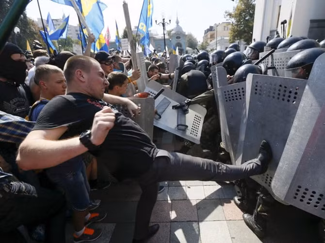 Theo Bộ trưởng Avakov, các đối tượng bị bắt giữ là những người đã ném “một vài” thiết bị nổ và mặc áo phông in hình biểu trưng của Đảng Svoboda theo đường lối dân tộc chủ nghĩa.