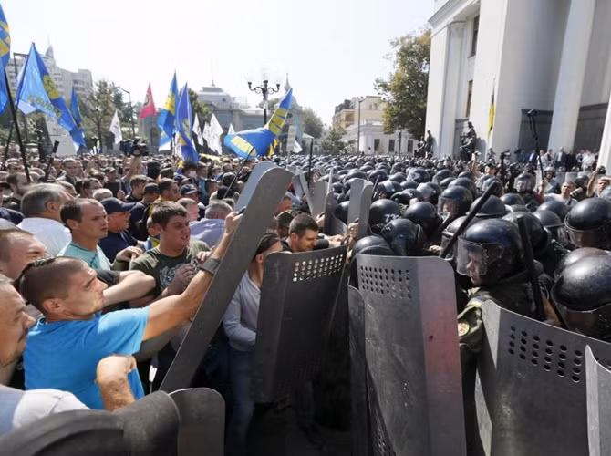 Theo các phương tiện truyền thông, Tổng thống Ukraine Petro Poroshenko quyết định không đến Verkhovna Rada (Quốc hội Ukraine) để trực tiếp giới thiệu dự thảo luật về thay đổi Hiến pháp. Điều này nêu rõ trong chương trình nghị sự của quốc hội.