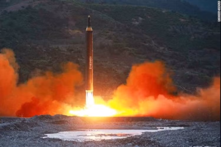 Trieu Tien “chop thoi co” thu ten lua dan dao