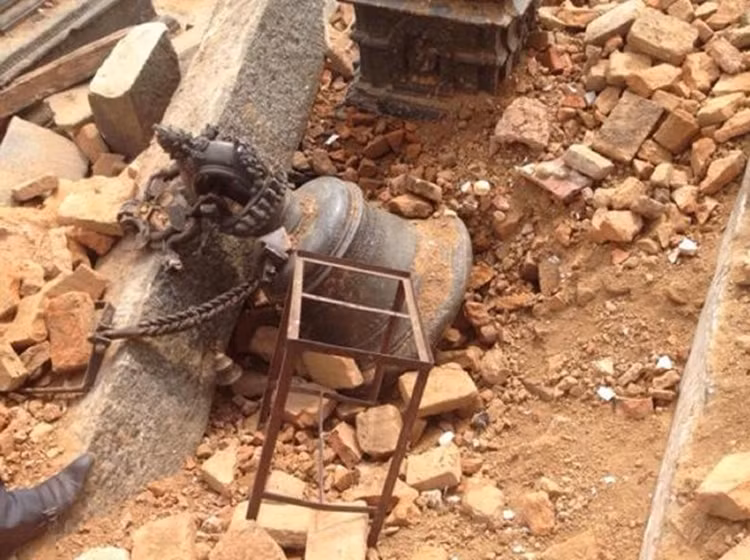 Xuc dong be 4 thang tuoi song sot giua dong do nat-Hinh-2