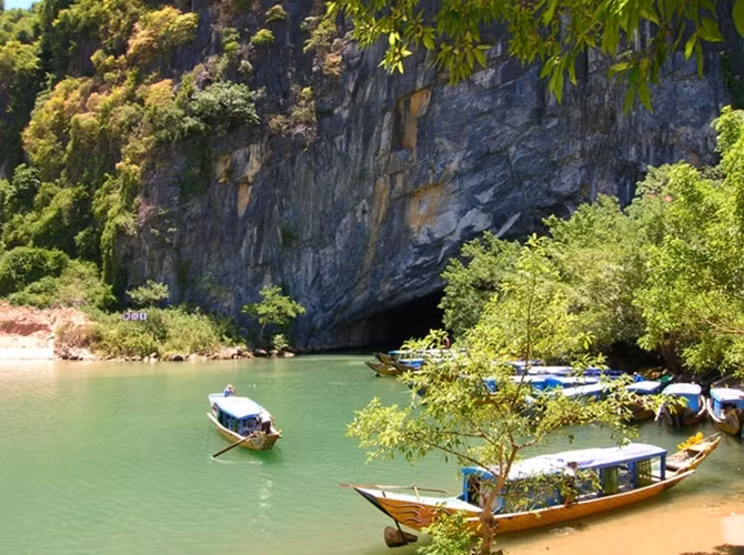 Trong kỳ họp lần thứ 39 tại Bonn (CHLB Đức) diễn ra vào ngày 3/7, Vườn quốc gia Phong Nha-Kẻ Bàng đã được UNESCO vinh danh vào Danh sách Di sản thế giới lần thứ 2.