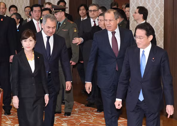 (Từ trái sang phải) Bộ trưởng Quốc phòng Nhật Bản Tomomi Inada, Bộ trưởng Quốc phòng Nga Sergei Shoigu, Bộ trưởng Ngoại giao Nga Sergei Lavrov và Bộ trưởng Ngoại giao Nhật Bản Fumio Kishida tham dự cuộc họp báo chung sau cuộc gặp tại Nhà khách Iikura tại Tokyo, Nhật Bản, ngày 20/3. Ảnh: Asahi Shimbun.