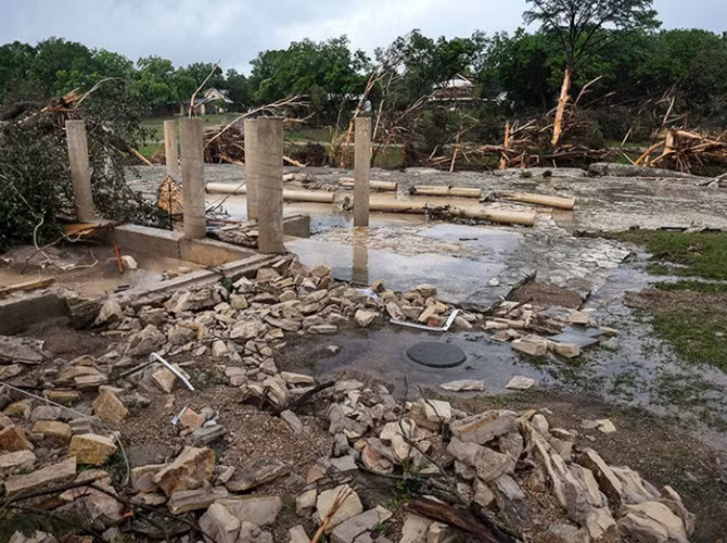 Một ngôi nhà chỉ còn trơ các trụ bê tông cốt thép sau trận lũ trên sông Blanco.