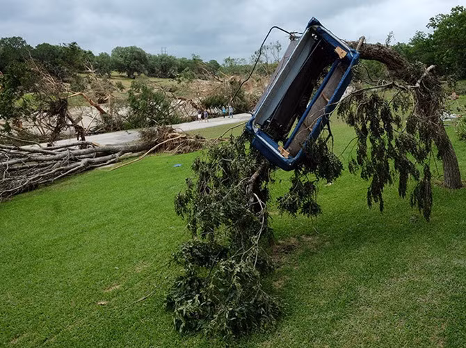 Một chiếc sô pha bị nước lũ cuốn lên ngọn cây ở Wimberley gần sông Blanco.
