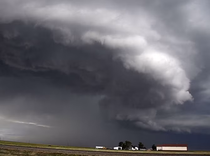 Bão lụt cuối tuần qua ở hai bang Texas và Oklahoma đã khiến cho ba người thiệt mạng, 12 người vẫn còn mất tích, hơn 2.000 người phải đi sơ tán và trên 400 ngôi nhà bị hủy hoại.