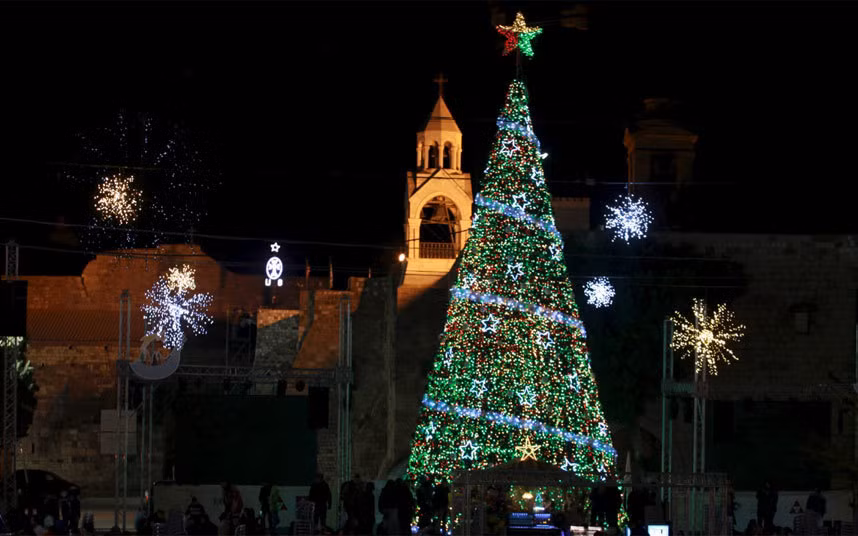 Bethlehem là thánh địa thiêng liêng đối với các tín đồ Thiên chúa giáo. Lễ thắp sáng cây thông Noel ở thành phố thuộc Bờ Tây này diễn ra vào ngày 5/12/2015.