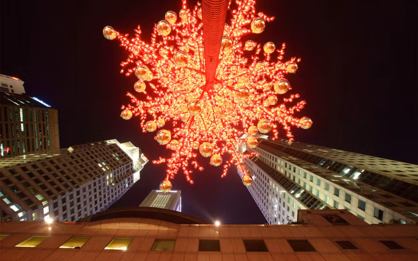 Một xứ nóng như Singapore cũng có cây thông Noel cao 8 mét và được thắp sáng bằng đèn LED.