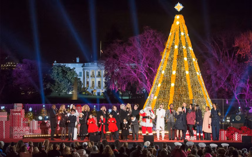 Gia đình Tổng thống Barack Obama "châm nến" cây thông Noel quốc gia gần Nhà Trắng vào ngày 3/12/2015.