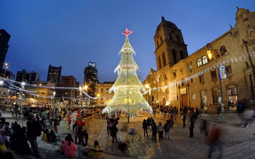 Cây thông Noel ở La Paz (Bolivia), một thủ đô có cao độ nhất thế giới.