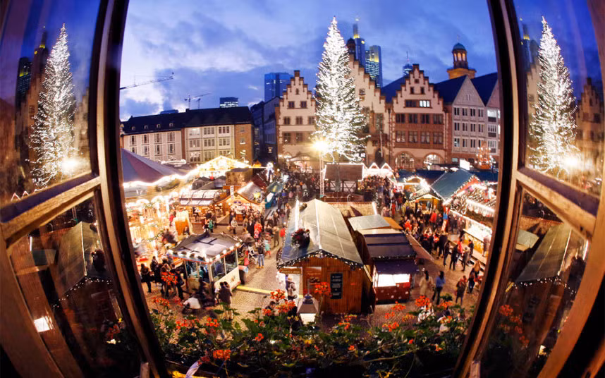 Cây thông Noel trong Chợ Giáng sinh ở thành phố Frankfurt (CHLB Đức).