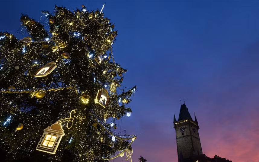 Cây thông Noel ở quảng trường phố cổ ở thủ đô Prague.