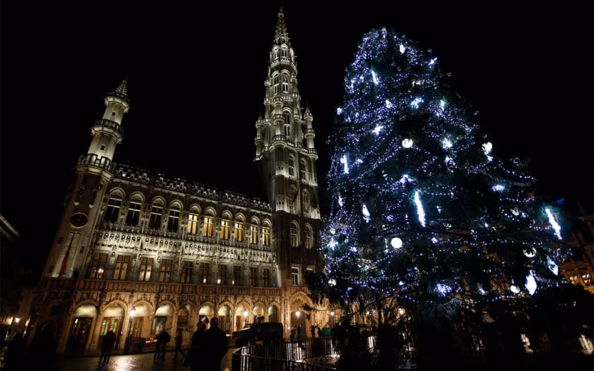 Cây thông Noel trước Grand Place ở Brussels.