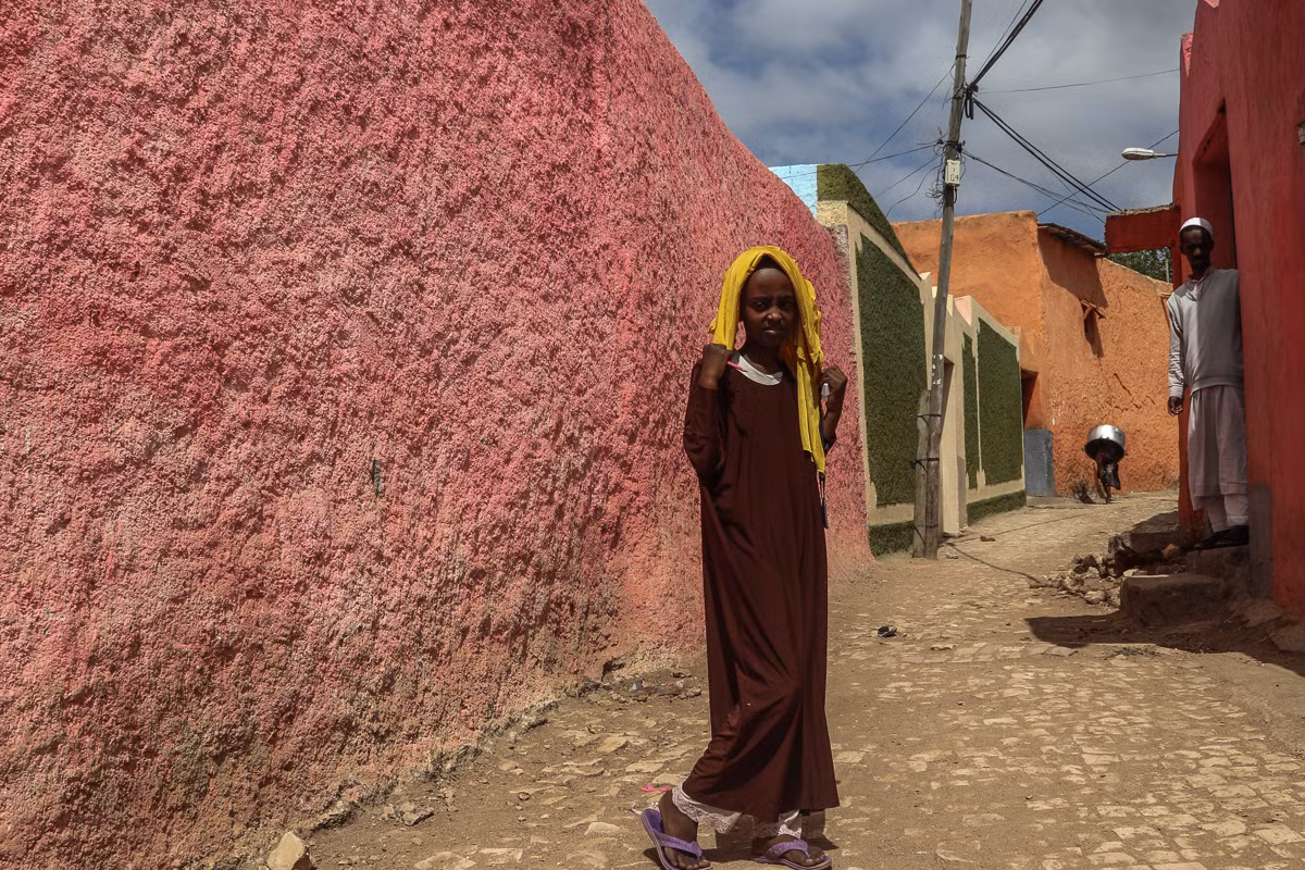 Người dân địa phương sơn lại các bức tường của thành phố cổ bằng màu sắc rực rỡ trước tháng thánh Ramadan. Ảnh: Al Jazeera