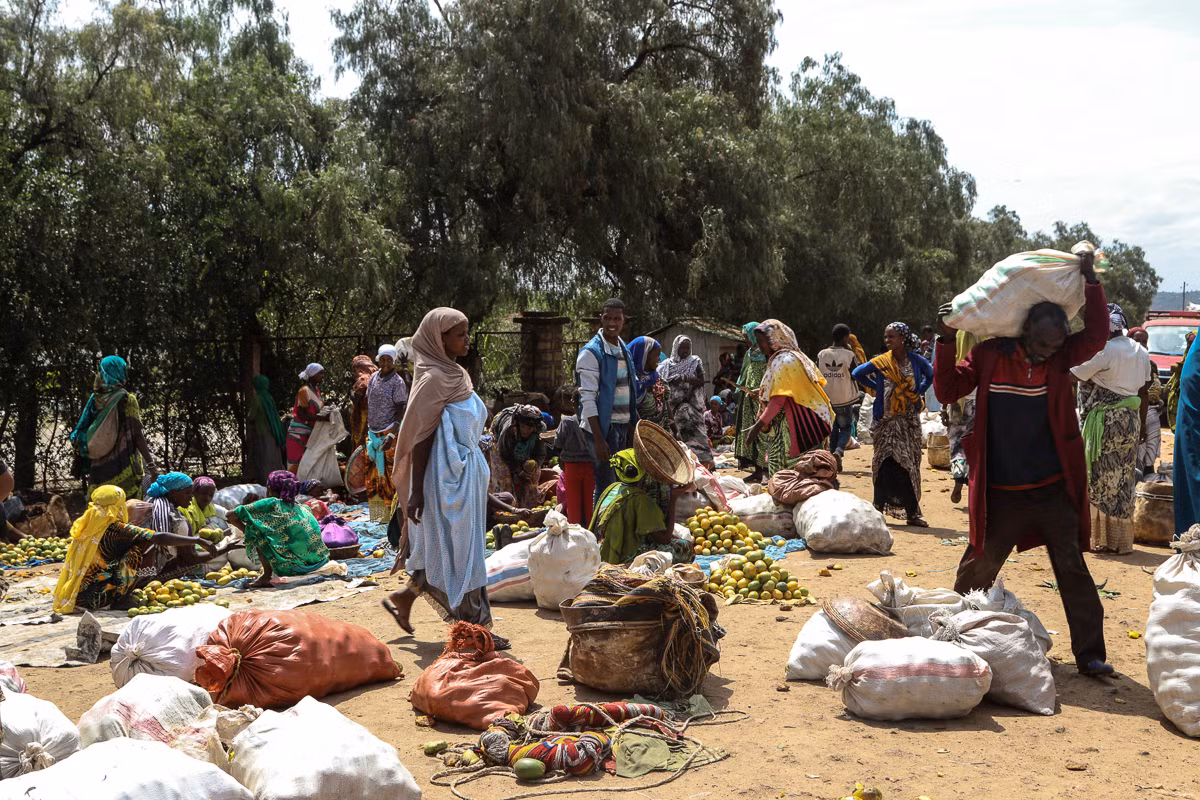 Chợ bán xoài theo mùa nằm ở ngay bên ngoài cổng vào thành phố. Bất chấp cái nóng và tháng ăn chay Ramadan, chợ này vẫn luôn đông đúc. Ảnh: Al Jazeera