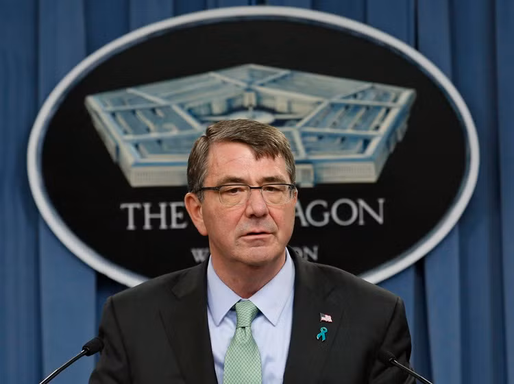 BTQP Mỹ Ashton Carter nhấn mạnh rằng "tuyên bố của Mỹ bảo vệ Philippines được bọc thép".