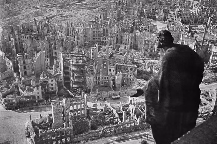 Vụ ném bom bất ngờ vào Dresden đã phá hủy hầu như tất cả trung tâm cổ kính của thành phố trong ba đợt tấn công. Ảnh: Spiegel.de