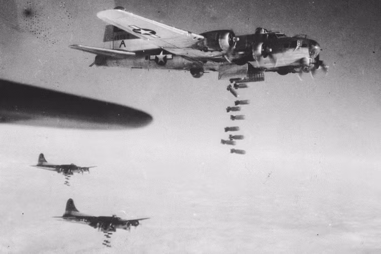 Hơn 90% trung tâm thành phố Dresden đã bị phá hủy hoàn toàn, khi các máy bay ném bom của Anh và Mỹ thả 2.431 tấn bom có sức công phá mạnh và 1475,9 tấn bom gây cháy. Ảnh: Spiegel.de