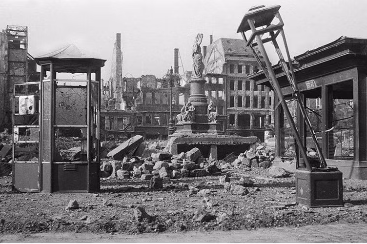 Vụ ném bom Dresden của Không quân Hoàng gia Anh và Lực lượng Không quân Mỹ từ ngày 13 đến 15 tháng 2 năm 1945 là một hành động mang tính hủy diệt. Ảnh: Spiegel.de