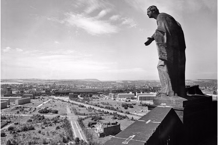 Góc nhìn từ Tòa Thị chính Dresden cho thấy trung tâm thành phố Dresden biến thành bình địa và đang trong quá trình xây dựng lại nhiều năm sau khi bị bom Mỹ-Anh hủy diệt. Ảnh: Spiegel.de