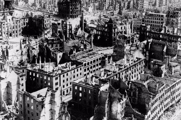 Mỹ và Anh mô tả chiến dịch ném bom hủy diệt Dresden là hợp pháp với mục tiêu là các cơ sở công nghiệp và quân sự. Thế nhưng, đây là hành động hủy diệt có chủ ý không thể biện minh, khi phần lớn những người thiệt mạng chủ yếu là phụ nữ và trẻ em. Ảnh: Spiegel.de