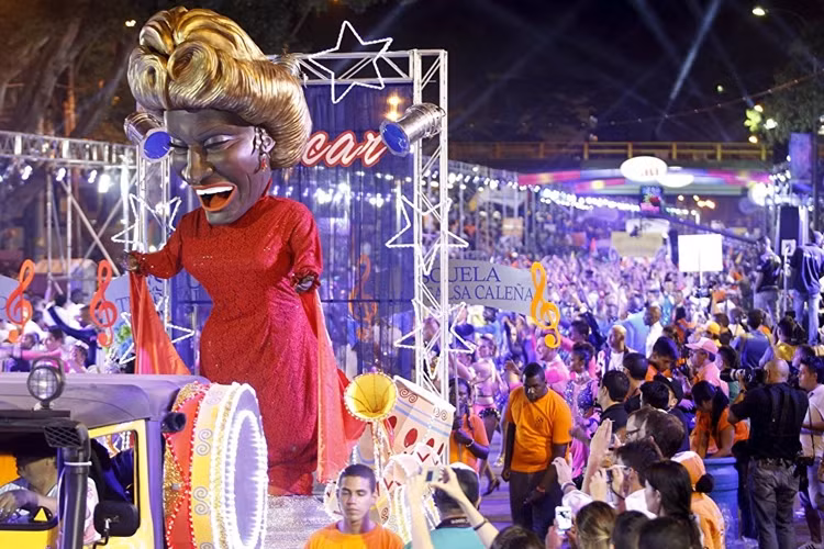 Các vũ công đến từ các trường múa salsa khác nhau ở thành phố Cali và nhảy múa trên đường phố trong trang phục phát sáng trong cuộc diễu hành kéo dài 1,5 km.