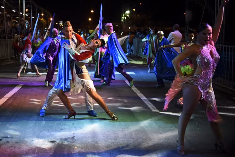 Mỗi năm, có hàng chục ngàn du khách tham quan Hội chợ Cali để chiêm ngưỡng những màn trình diễn vũ điệu Salsa bốc lửa.