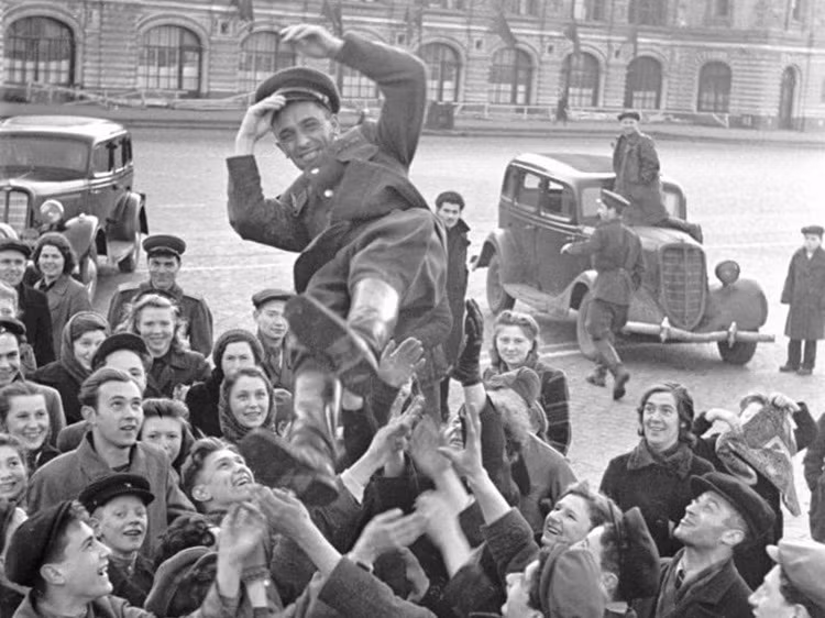 Dân chúng Moscow tung hô người sĩ quan trên Quảng trường Đỏ trong Ngày Chiến thắng 9 tháng 5 năm 1945.