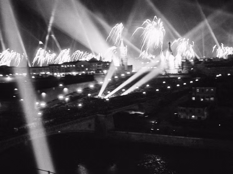 Pháo hoa mừng chiến thắng trên Quảng trường Đỏ ngày 9 tháng 5 năm 1945.