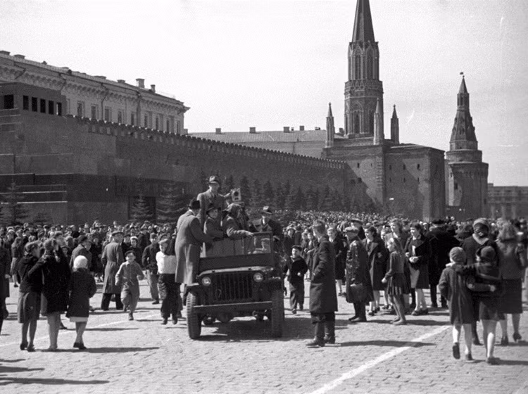 Làm phim tài liệu trên Quảng trường Đỏ ngày 9 tháng 5 năm 1945.