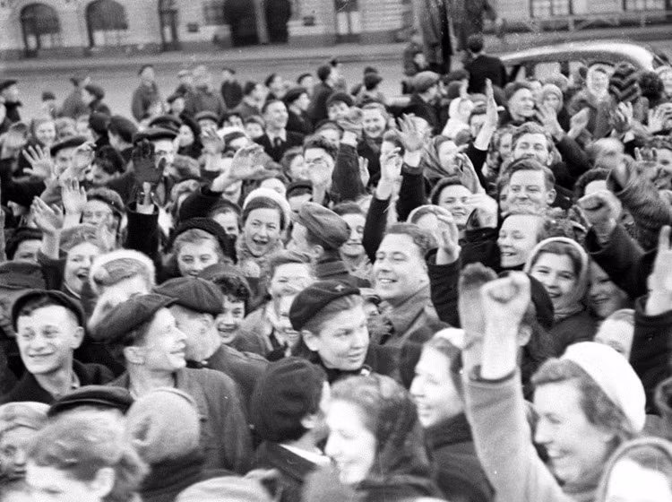 Niềm vui chiến thắng vô bờ trong ngày 9/5/1945 ở thủ đô Moscow.