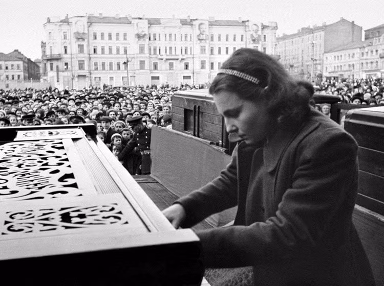Nghệ sĩ dương cầm Nina Emelyanova biểu diễn trong ngày 9/5/1945.