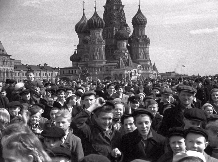 Nhân dân đổ về Quảng trường Đỏ tại lễ hội vinh danh chiến thắng của nhân dân Liên Xô chống phát xít Đức trong cuộc Chiến tranh vệ quốc vĩ đại 1941-1945.