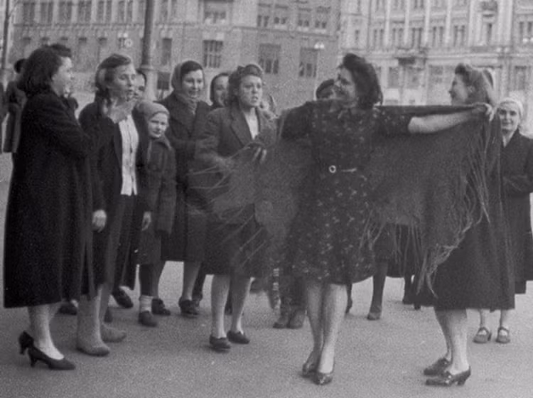 Phụ nữ Liên Xô vui mừng nhảy múa trong Ngày Chiến thắng phát xít Đức ngày 9/5/1945.