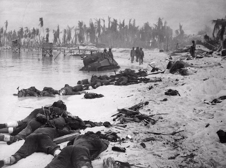 Khoảng 80.000 lính Nhật và hơn 100.000 người Okinawa bị giết hoặc tự vẫn trong 82 ngày giao tranh với lực lượng Đồng minh.