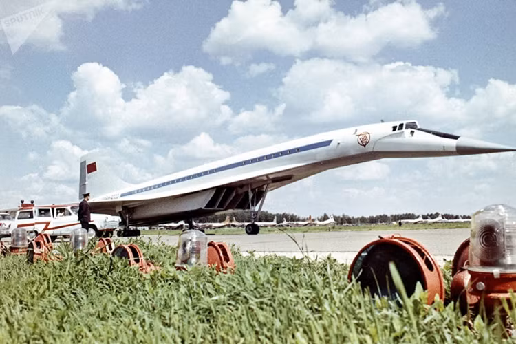 Cùng với loại máy bay chở khách phản lực Concorde của Anh và Pháp, Tu-144 là một trong những loại máy bay chở khách phản lực có tốc độ siêu vượt âm đầu tiên trên thế giới. Do hai vụ tai nạn máy bay ở Paris năm 1973 và ở Moscow 1978, loại máy bay vốn được cho là niềm kiêu hãnh của Liên Xô này đã bị xếp xó. Ảnh: Sputnik