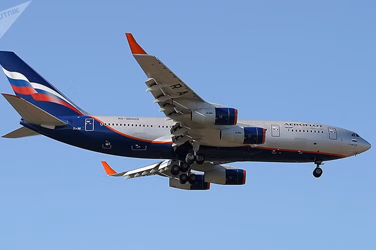 Có tổng cộng 26 chiếc máy bay chở khách phản lực Ilyushin Il-96 được chế tạo trong những năm 1980. Hiện thời, loại máy bay chở khách phản lực khổng lồ này vẫn được hãng hàng không Rossiya và Hãng hàng không Cuba sử dụng. Il-96 có thể chở tới 435 hành khách. Ảnh: Sputnik