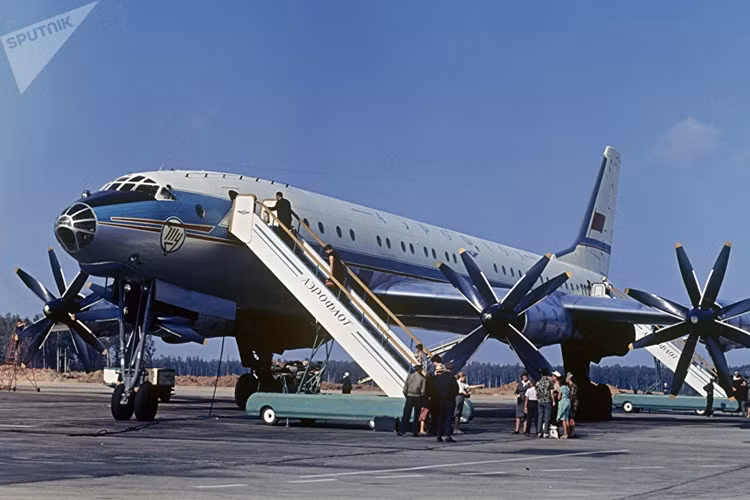 Máy bay chở khách Tupolev 114 được thiết kế cho các chuyến bay liên lục địa hồi những năm 1950 và cũng dựa trên loại máy bay ném bom tầm xa. Ảnh: Sputnik