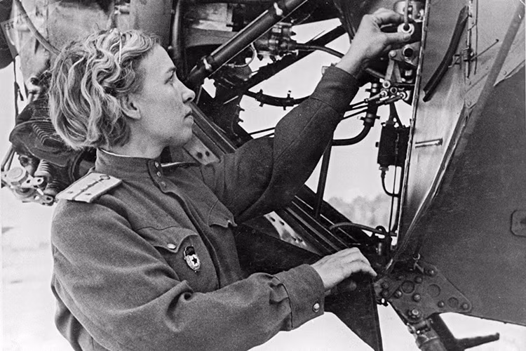 Đại úy Klavdia Ilyushina – nữ kỹ sư Trung đoàn Cận vệ Cường kích đêm số 46. Ảnh: Sputnik