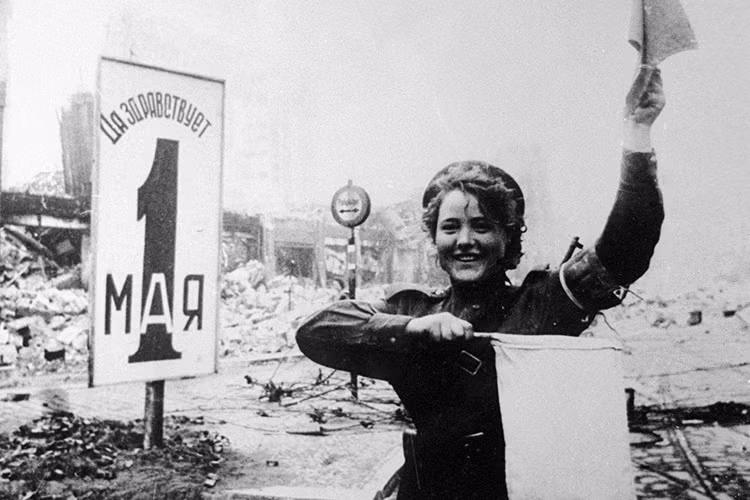 Nữ quân nhân điều khiển giao thông Maria Shalneva. Berlin, những ngày đầu tháng 5 năm 1945. Ảnh: Sputnik